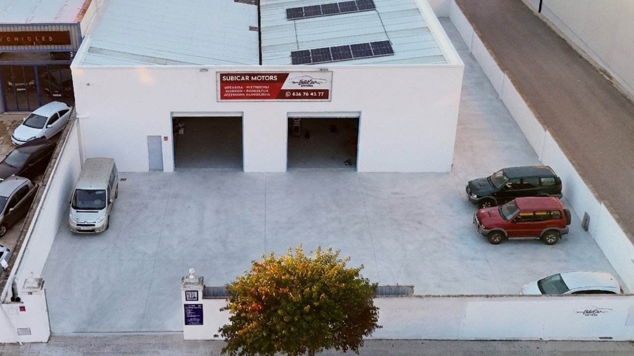 Patio y aparcamiento SubiCar Motors